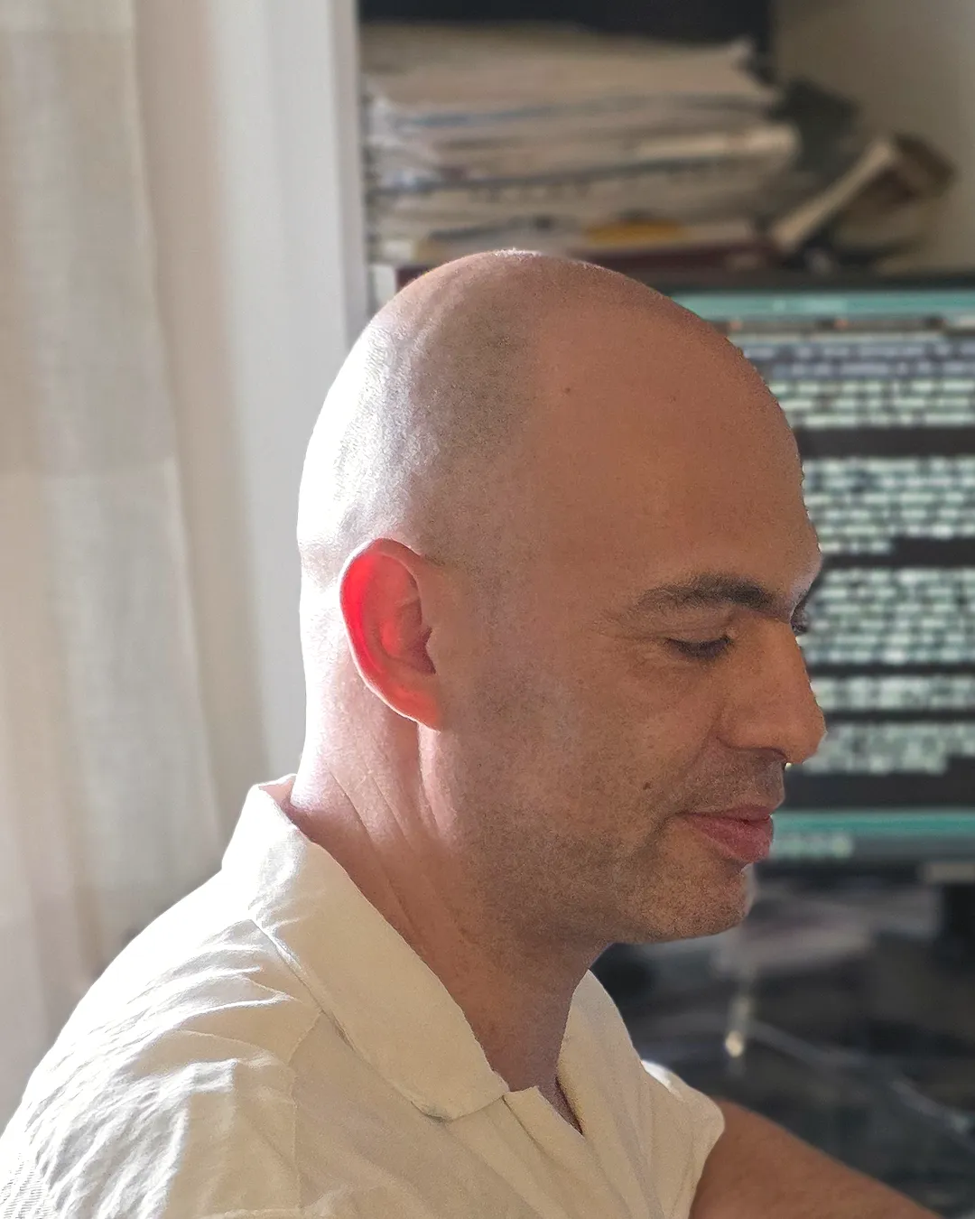 ויטלי גורביץ׳ ליד שולחן העבודה, מביט במסך